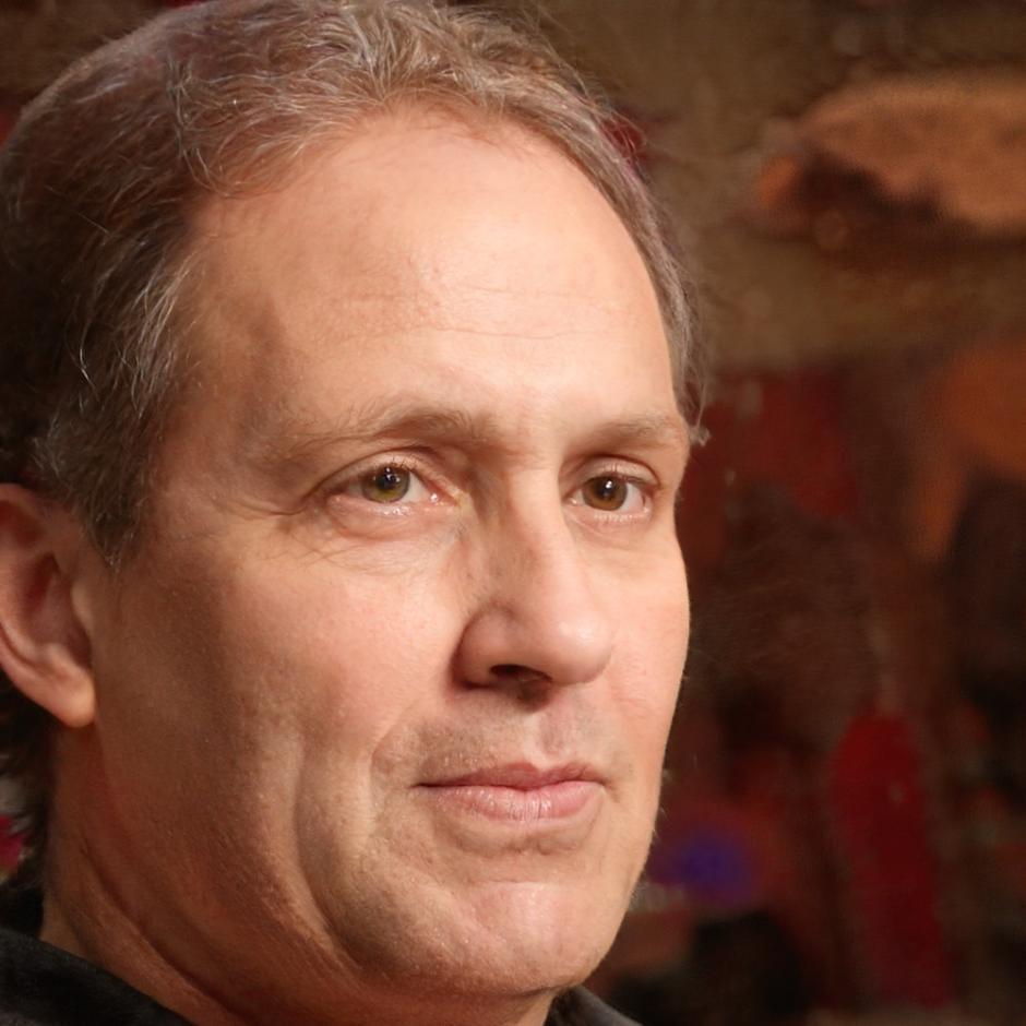 Portrait de Marc Dubois, expert en finance et fondateur de thrysoleniva
